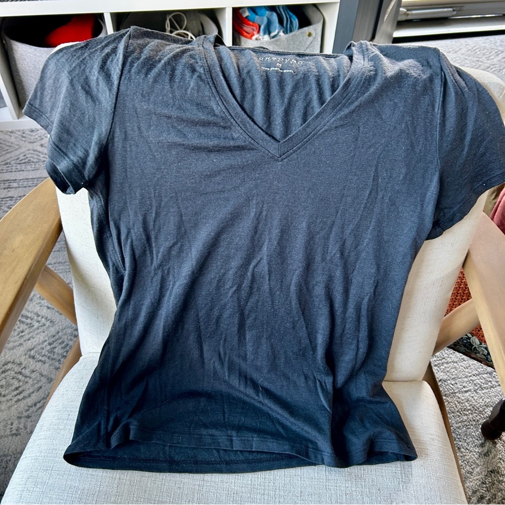 UNBOUND V-Neck Short Sleeve Tee (Set of 3!) - Picture 4 of 4